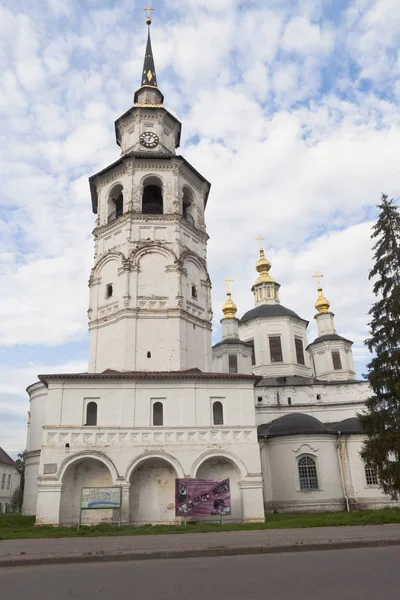 Campanile e Cattedrale dell'Assunzione della Beata Vergine Maria sulla Cattedrale Dvorishche a Veliky Ustyug, regione di Vologda — Foto Stock