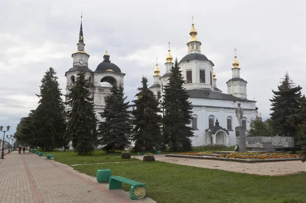 Uitzicht op de kathedraal van de veronderstelling van de gezegende Maagd op de Dvorishche van de kathedraal in de Zomerochtend in de stad van Veliky Ustyug, Vologda regio — Stockfoto