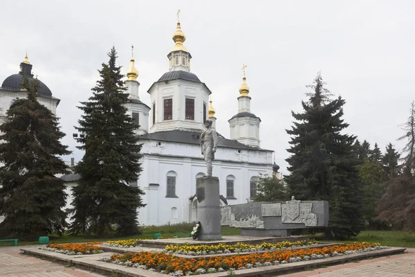 Monument till Semjon Iwanowitsch Dezhnev mot bakgrund av domkyrkan av antagandet av Jungfru Maria i Veliky Ustyug — Stockfoto