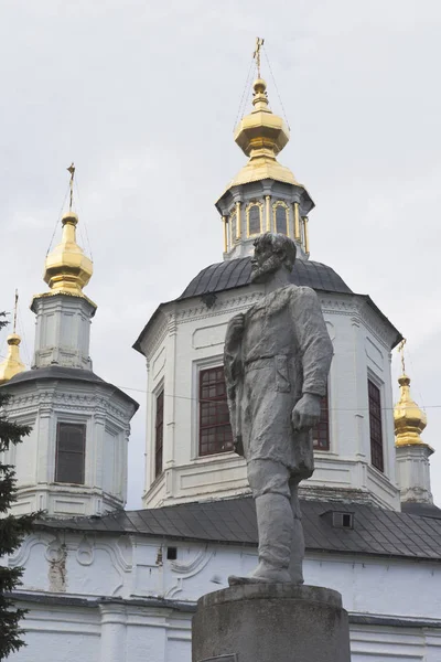Denkmal für Semjon Iwanowitsch Deschnew vor dem Hintergrund der Kuppeln der Kathedrale Mariä Himmelfahrt in Veliky Ustyug, Gebiet Wologda — Stockfoto