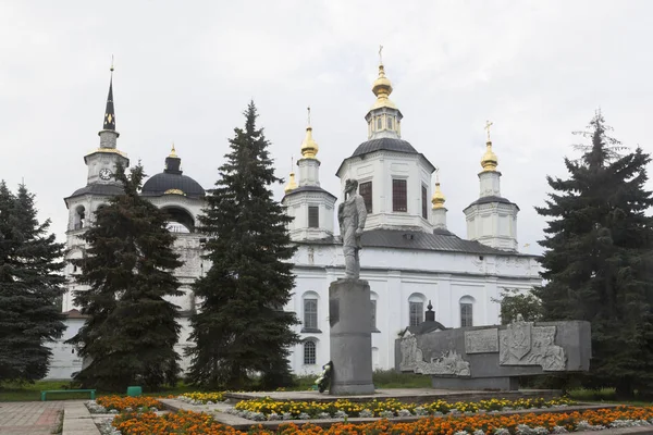 Monument till Semjon Iwanowitsch Dezhnev mot bakgrund av domkyrkan av antagandet av Jungfru Maria i Veliky Ustyug — Stockfoto