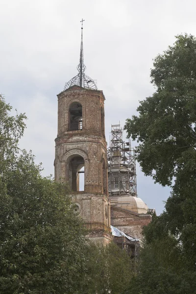 Restaurierung der Kirche des hl. Basilius des Großen in Wassiliewski in der Nähe des Dorfes Koumikha, Bezirk Kotlas, Gebiet Archangelsk — Stockfoto