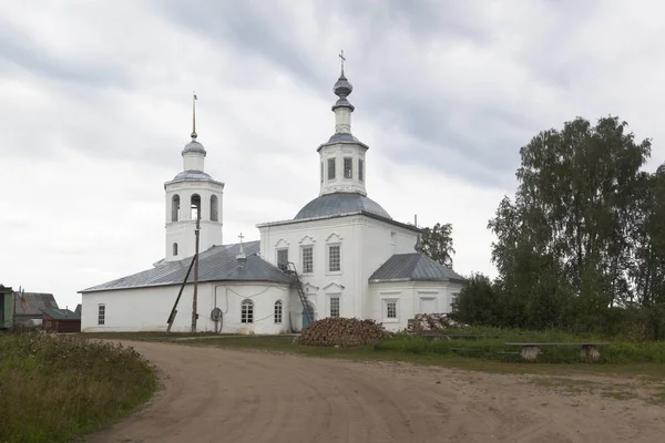 Chiesa della Trinità del Dare la Vita nel villaggio di Vondokurye, distretto di Kotlas, regione di Arkhangelsk — Foto Stock