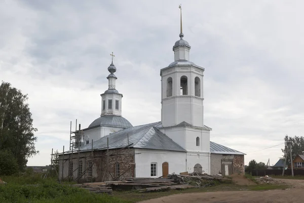 Obnova kostela Nejsvětější Trojice životodárné v Vondokurye vesnici, Kotlas district, Archangelská oblast — Stock fotografie