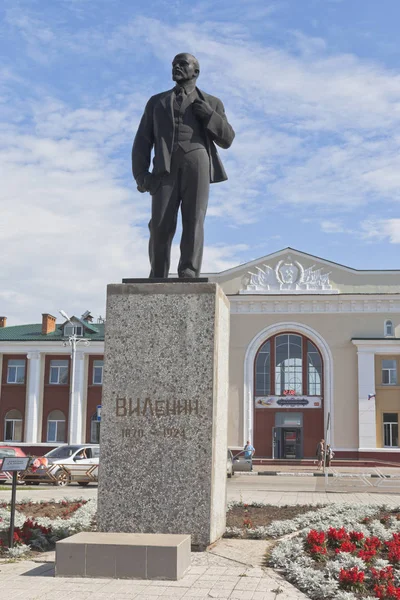 Monumento a Vladimir Ilich Lenin en la estación de tren "Kotlas Sur" de la región de Arkhangelsk — Foto de Stock