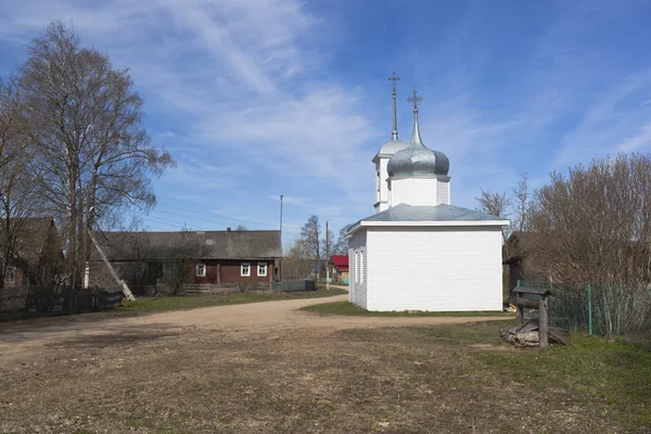 Пейзаж Улиц Северной Деревни Весной Часовня Успения Пресвятой Богородицы Мокиевская — стоковое фото