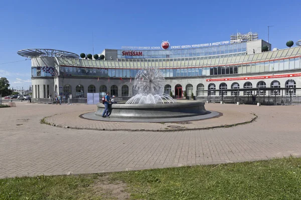 サンクトペテルブルクで Swissam サービス業における経営のビジネス ・ スクールの噴水 — ストック写真