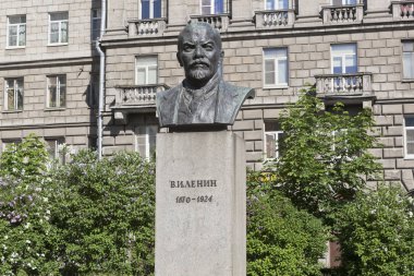 Vladimir İlyiç Lenin St Petersburg Petrograd tarafının Bolshoy Prospekt'in üzerinde anıt
