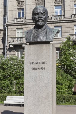 St Petersburg Petrograd tarafının Bolshoy Prospekt'in üzerinde Vladimir İlyiç Lenin büstü