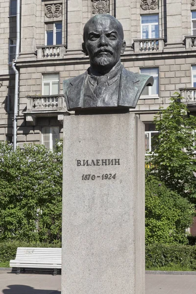 Bust of Vladimir Ilyich Lenin on the Bolshoy Prospekt of the Petrograd Side in St. Petersburg — Stock Photo, Image