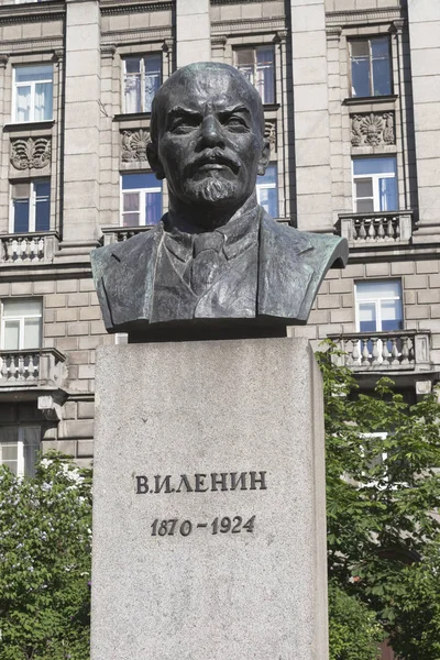 A Bolshoy Prospekt, a Petrogradi oldalon a St. Petersburg a Lenin mellszobor — Stock Fotó