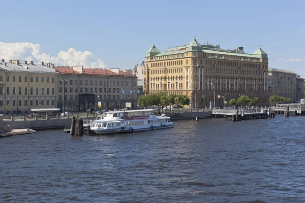 Makarova Embankment e il Cortile by Marriott Hotel a San Pietroburgo — Foto Stock