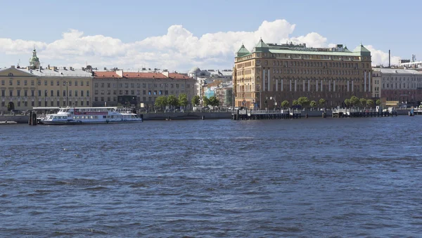 Vista dal ponte Tuchkov sul Makarova Embankment e il Courtyard by Marriott Hotel a San Pietroburgo — Foto Stock