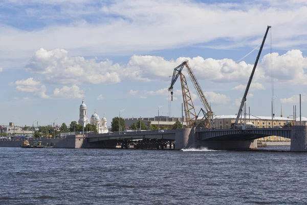 Veduta del rinnovato ponte Tuchkov dal Makarova Embankment a San Pietroburgo — Foto Stock