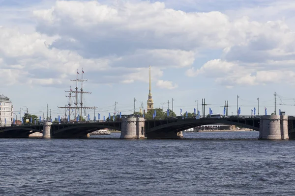 Vista sobre a ponte de câmbio do Embankment Makarov em São Petersburgo — Fotografia de Stock