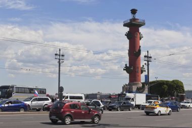 St. Petersburg Rostral sütununda çerçevede Exchange meydanında otomobil trafik