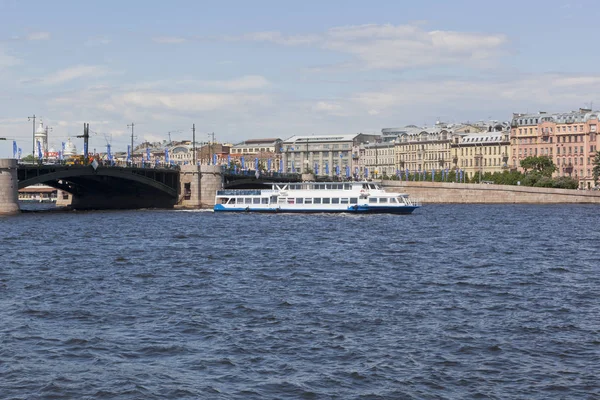 Bateau à moteur à deux étages Moscou-55 longe la rivière Neva dans le contexte du pont Exchange et Mytninskaya Embankment à Saint-Pétersbourg — Photo