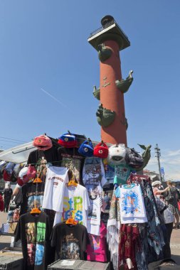 St. Petersburg Rostral sütununda çerçevede Hatıra Eşyası ile tepsi