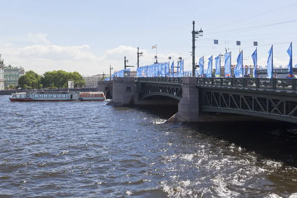 美食的马达船"Koryushka"经过圣彼得斯堡宫桥下 — 图库照片