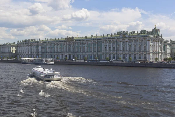 Motoriska shipen Meteor 143 på floden Neva mittemot Vinterpalatset i St Petersburg — Stockfoto