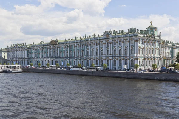 Vy av Vinterpalatset från bron Palace en solig sommardag i St. Petersburg — Stockfoto