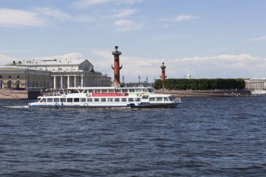 Zevk tekne Vasilyevsky adanın St Petersburg tükürmek karşısında Neva Nehri üzerinde 