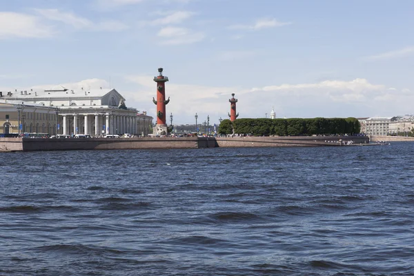 Vista de la saliva de la isla Vasilievsky desde Dvortsovaya Embankment en San Petersburgo — Foto de Stock
