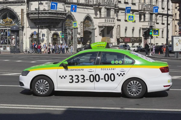 Taxi auto aan Lev Tolstoj plein in Sint-Petersburg — Stockfoto