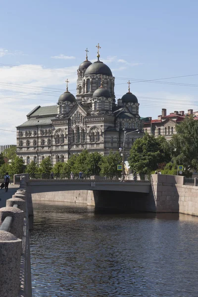 Veduta del Ponte Karpovsky e del Convento Stauropegial di San Giovanni a San Pietroburgo — Foto Stock