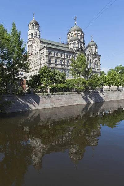 View of the St. John's Stauropegial Convent with a reflection in the river Karpovka — Stock Photo, Image