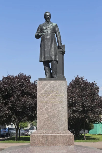 Monument till Alexander Stepanovich Popov i parken på Kamennoostrovsky Avenue i St. Petersburg — Stockfoto