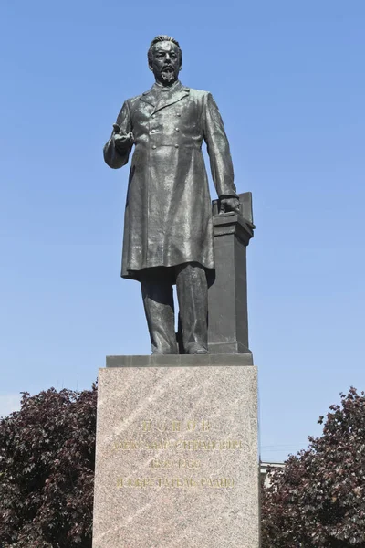 Monumento a Alexander Stepanovych Popov em Kamennoostrovsky Avenue em São Petersburgo — Fotografia de Stock