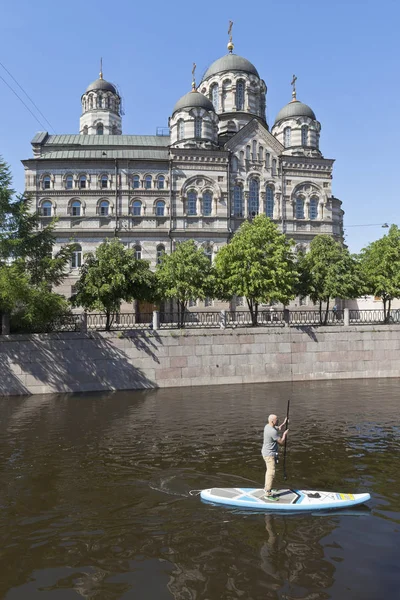 Sapsulf na Newy, naprzeciwko klasztoru St. John's w Sankt Petersburgu — Zdjęcie stockowe