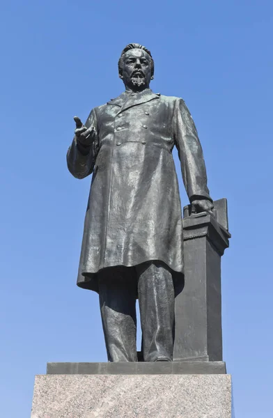 Monument till A.S. Popov på Kamennoostrovsky Avenue i staden St. Petersburg — Stockfoto
