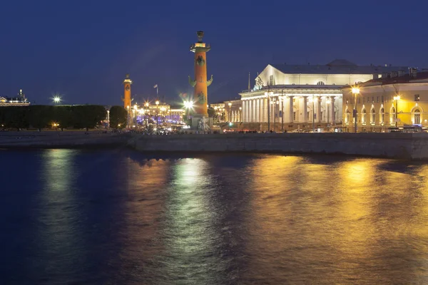 Edificio de intercambio y columnas Rostral noche de verano en San Petersburgo — Foto de Stock