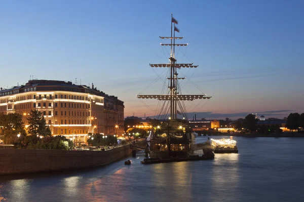 Veduta della barca a vela Flying Dutchman su Mytninskaya Embankment in una notte d'estate a San Pietroburgo — Foto Stock