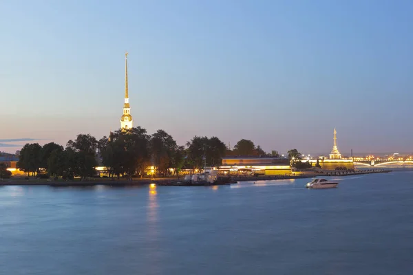 Twierdza Pietropawłowska letniej nocy w Sankt Petersburgu — Zdjęcie stockowe