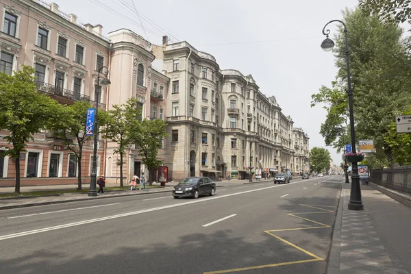 Kamennoostrovsky allee an einem Sommertag in st. petersburg — Stockfoto