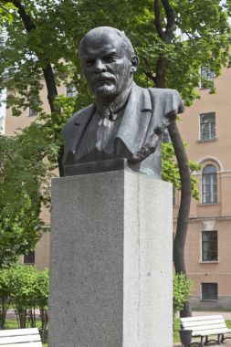 St. Petersburg, Rusya - 18 Haziran 2017: Büstü, V.İ Lenin İmparatorluk Alexander Lyceum St Petersburg building yakınındaki
