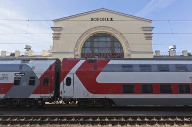 İki katlı Tren Garı Voronej arka plan üzerinde markalı