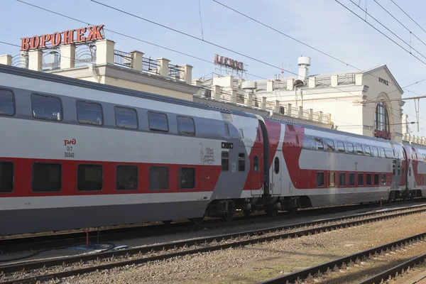 Tren de dos pisos de marca en la estación de tren de Voronezh — Foto de Stock