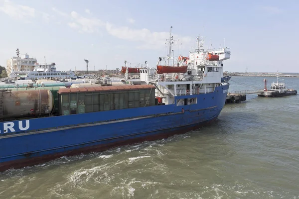 Ferrocarril ferry "Petrovsk" en el puerto de carga del puerto del Cáucaso — Foto de Stock