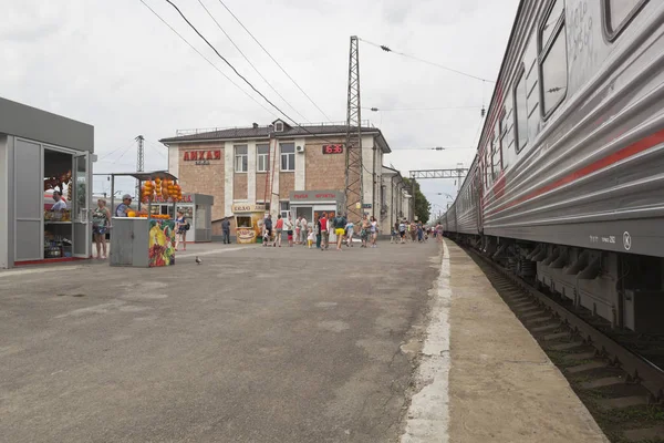 Пассажирский поезд на платформе железнодорожного вокзала Лихая в Ростовской области — стоковое фото