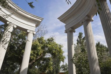 Colonnade Evpatoria Karaev sonra adında bahçedeki