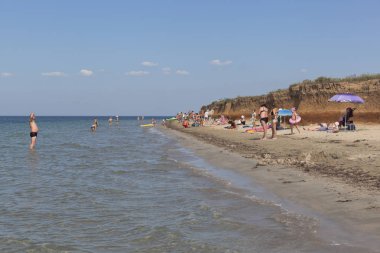 Vitino, Saksky district, Kırım Cumhuriyeti - 20 Temmuz 2017: Beach Vitino Saki bölge, Crimea köyü yakınlarında
