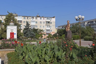 Evpatoria, Kırım Cumhuriyeti - 21 Temmuz 2017: Square adındaki Mareşal Sokolov sonra St. George Şapel ile Victorious ve Sergei Leonidovich Sokolov Evpatoria şehir içinde Anıtı