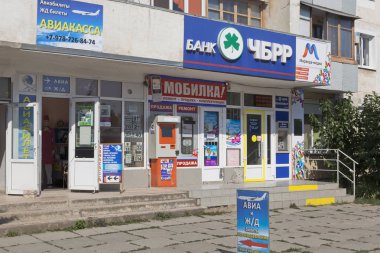 Evpatoria, Kırım Cumhuriyeti - 21 Temmuz 2017: banka Prospekt Pobedy Evpatoria şehir içinde 