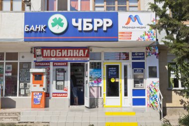 Evpatoria, Kırım Cumhuriyeti - 21 Temmuz 2017: geliştirme ve yeniden inşa Evpatoria Prospekt Pobedy Karadeniz Bankası