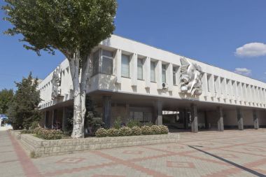 Evpatoria, Kırım Cumhuriyeti - 21 Temmuz 2017: ve Tren İstasyonu Evpatoria bina