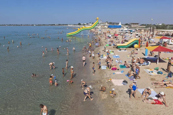 Evpatoria, Kırım Cumhuriyeti - 22 Temmuz 2017: şeffaf su Beach resort kasaba Evpatoria 